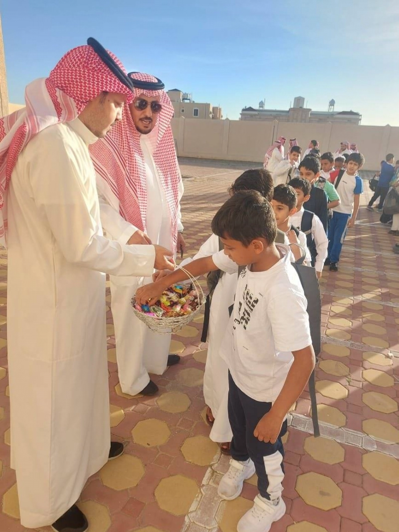 توزيع حلويات على طلاب بالطائف