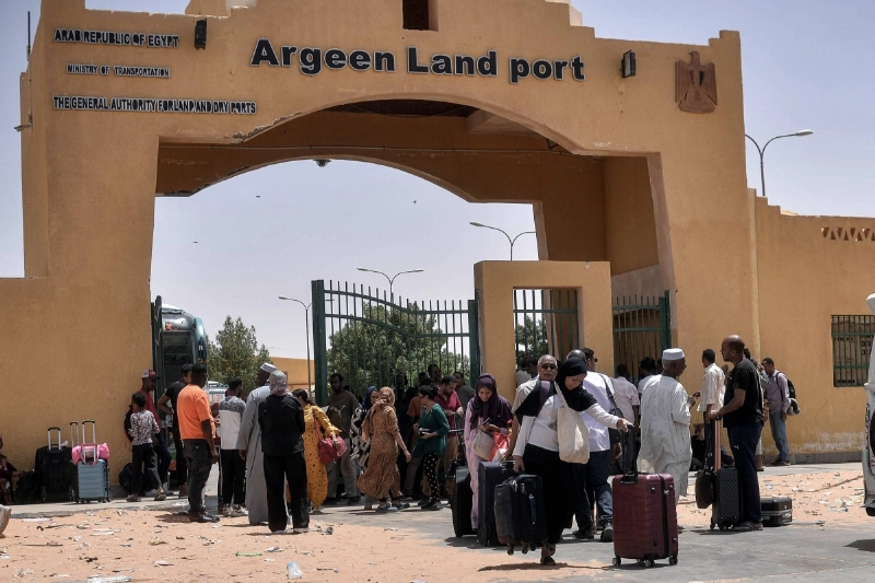 سودانيون يعبرون إلى مدينة اسوان المصرية