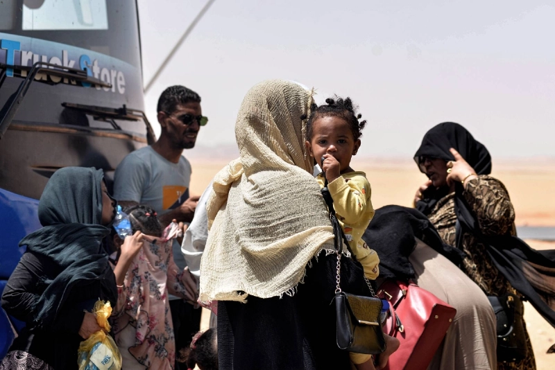 عائلة سودانية تهرب خوفا من الاشتباكات (د ب أ)