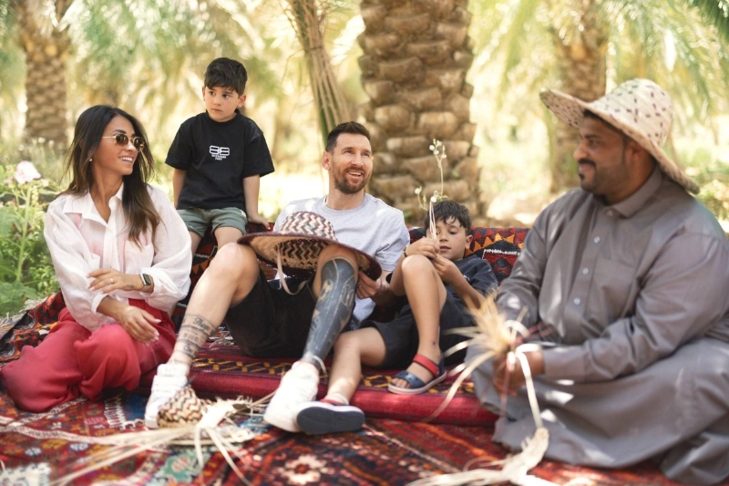 ميسي وعائلته في أحد المزارع بالرياض