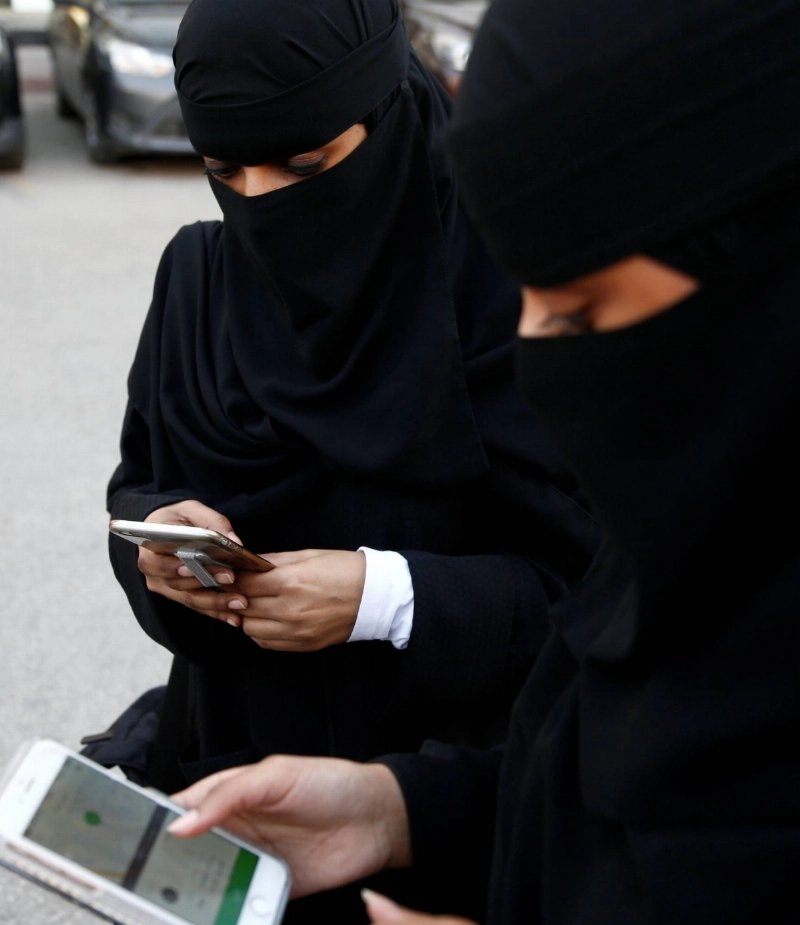 سيدات يستخدمن الإنترنت