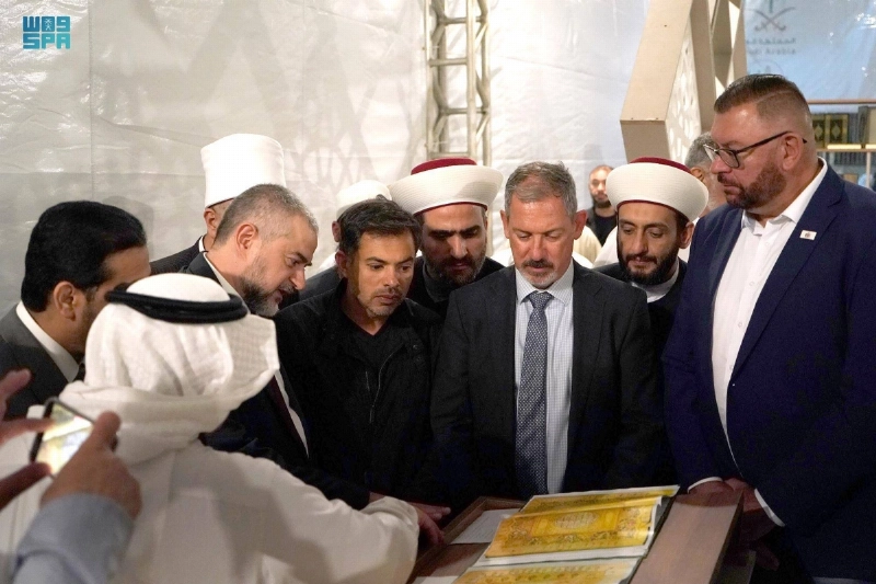 الزوار والضيوف يطلعون على أركان المعرض (مكة)