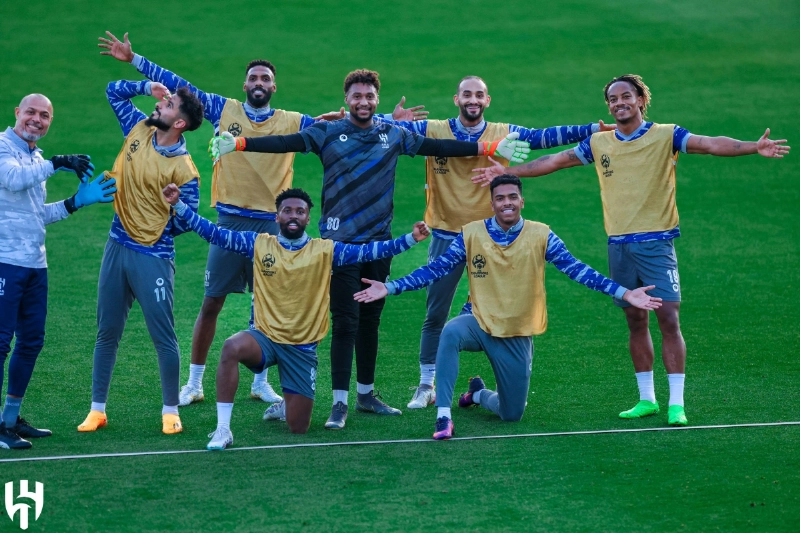 لاعبو الهلال بعد المناورة أمس (مكة)