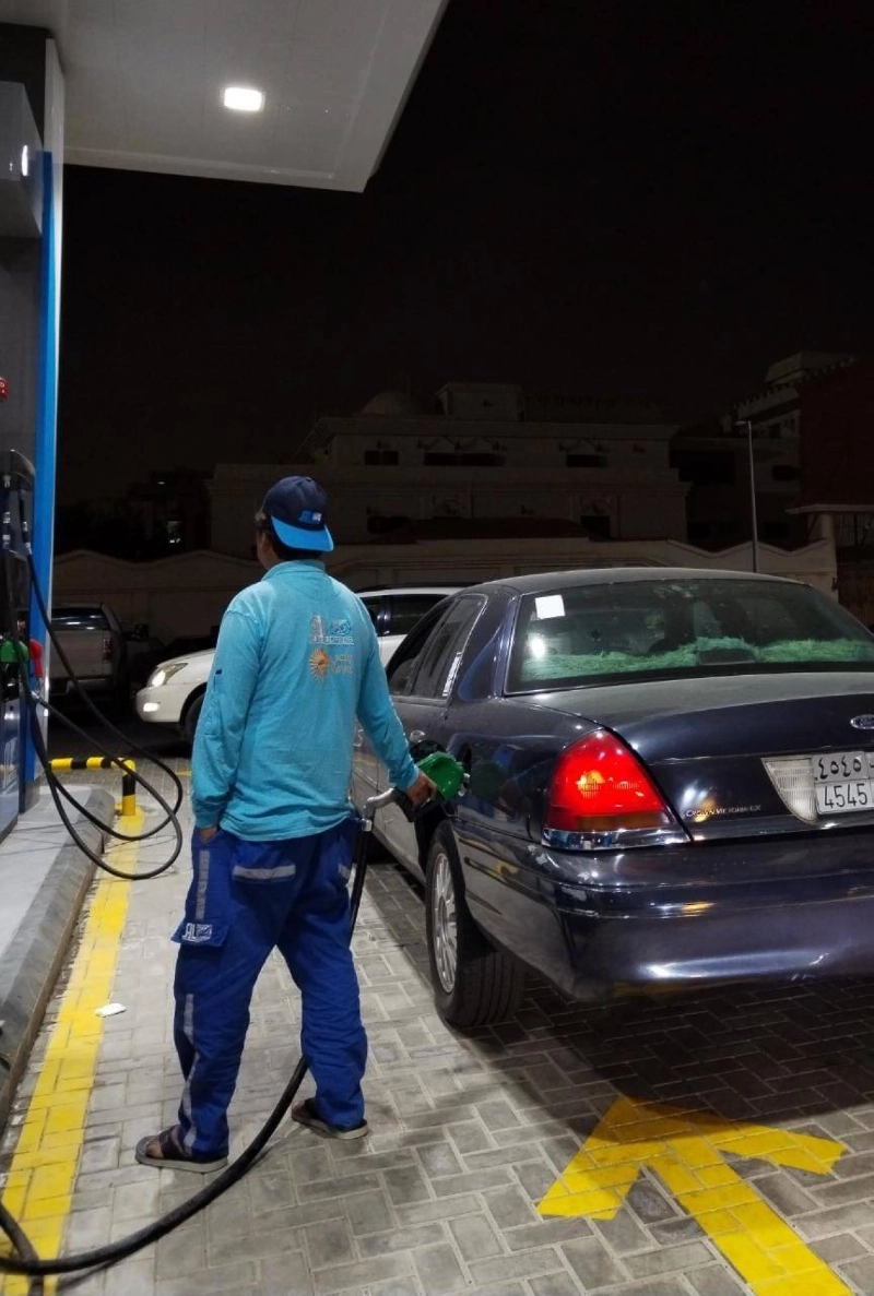سيارة تتزود بالوقود في إحدى محطات الدريس بجدة