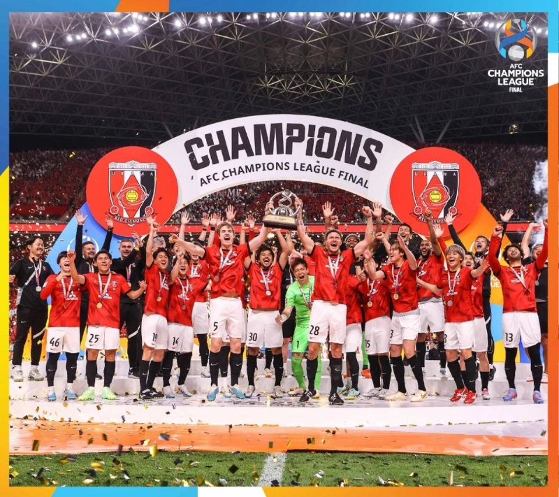 فرحة لاعبي أوراوا بعد فوزهم على الهلال وتتويجهم بكأس دوري أبطال آسيا