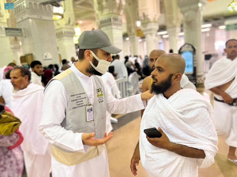 توجيه أحد المعتمرين غير الناطقين بالعربية (مكة)