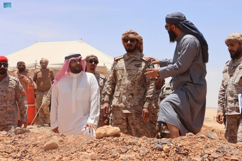 الأزيمع يطلع على الجاهزية القتالية (مكة)