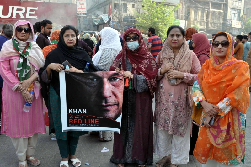 باكستانيون يحملون صور عمران خان