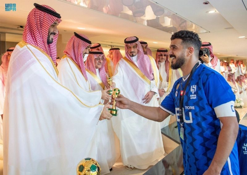 الأمير محمد بن سلمان لدى تتويجه الهلال بالكأس (مكة)