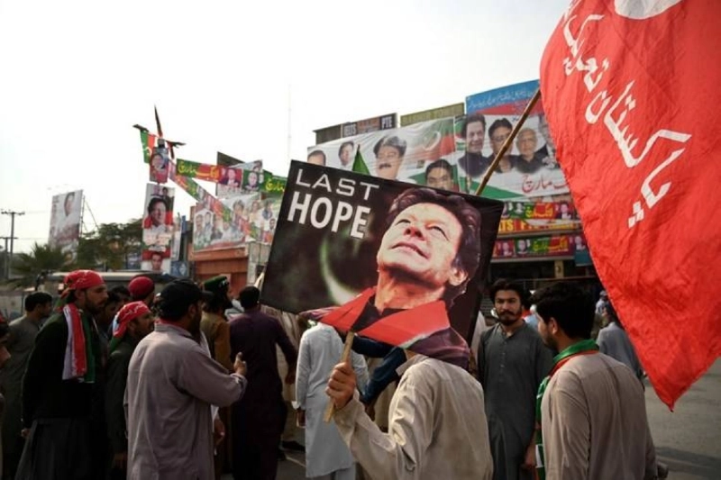 انصار عمران خان في الشارع (مكة)