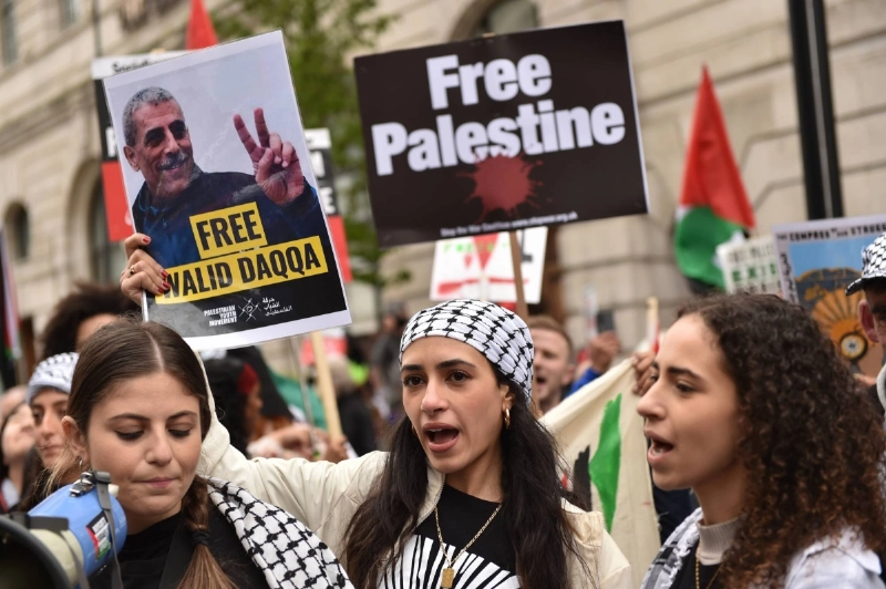 فلسطينيون يطالبون بتحرير وطنهم (د ب أ)