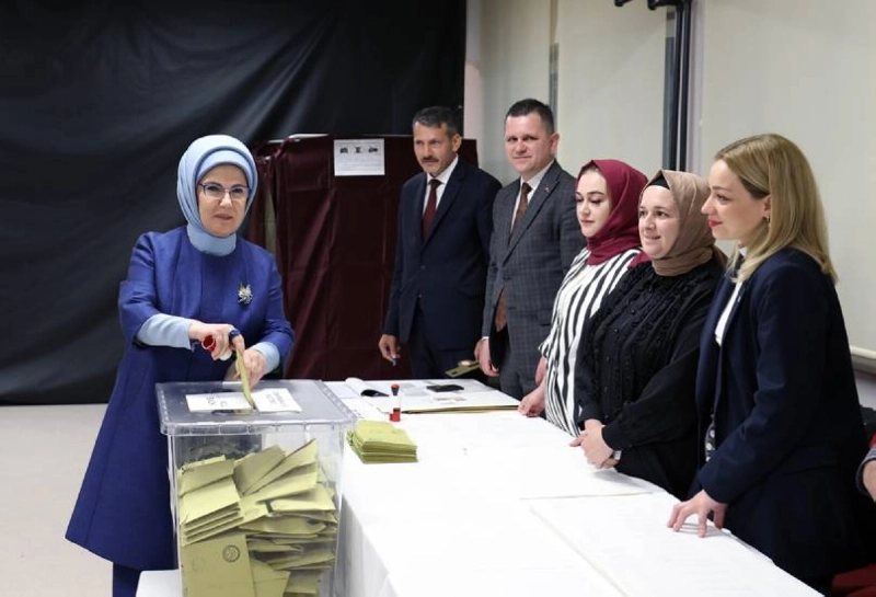 زوجة إردوغان تدلي بصوتها في الانتخابات (د ب أ)