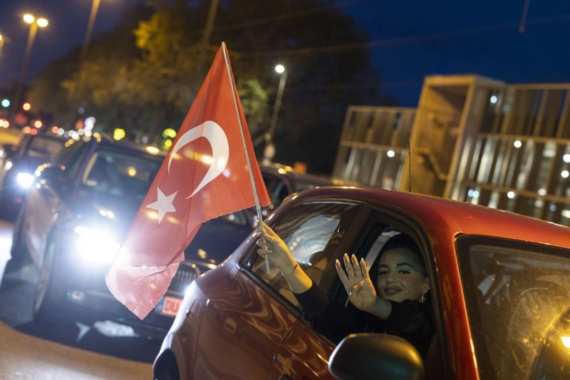 أنصار إردوغان يحتفلون في أنقرة (د ب أ)
