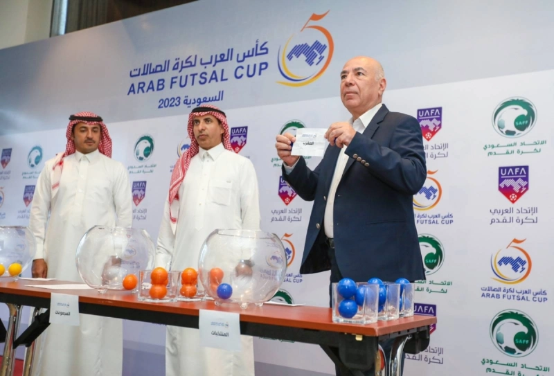 جانب من سحب قرعة كأس العرب للصالات أمس (مكة)