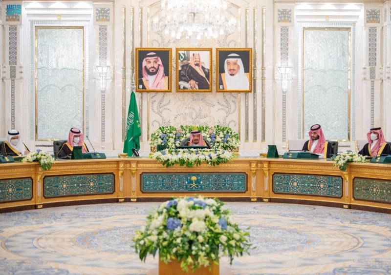 خادم الحرمين لدى ترؤسه جلسة مجلس الوزراء في جدة أمس (واس)