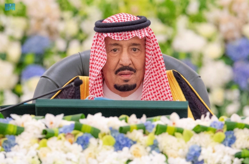 خادم الحرمين لدى ترؤسه جلسة مجلس الوزراء في جدة أمس (واس)