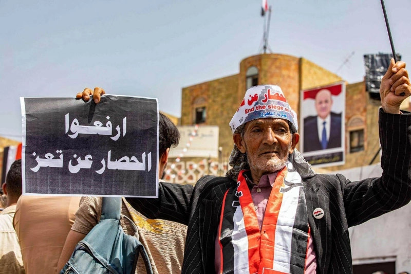 مواطن يمني يطالب برفع الحصار عن تعز (مكة)