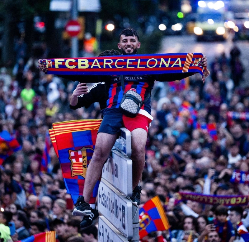 جانب من احتفالات جماهير برشلونة بلقب الدوري