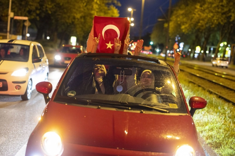 احتفالات أنصار اردوغان (د ب أ)