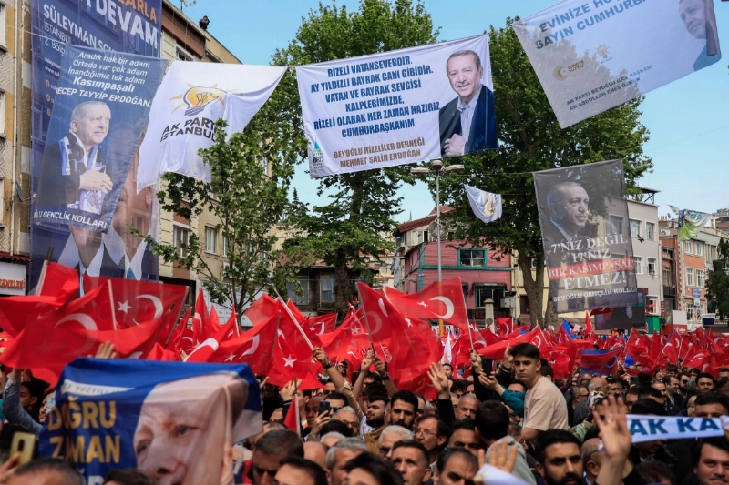 مؤيدو إردوغان يستمعون إلى أحد خطاباته (د ب أ)