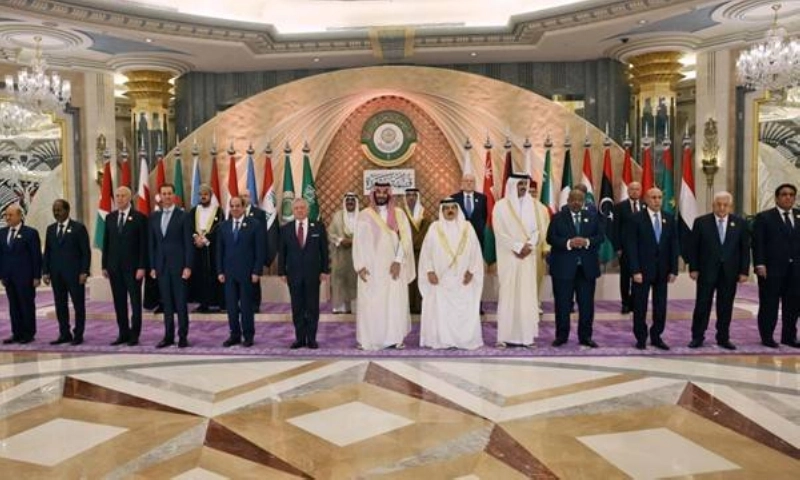 ولي العهد يتوسط القادة العرب قبل انعقاد قمة جدة (واس)