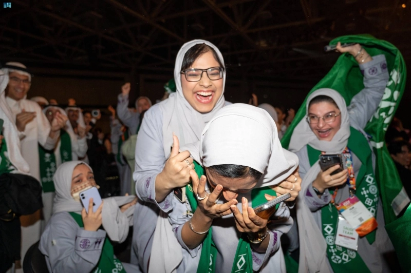 فرحة طلاب المملكة بالنتائج المتميزة (مكة)