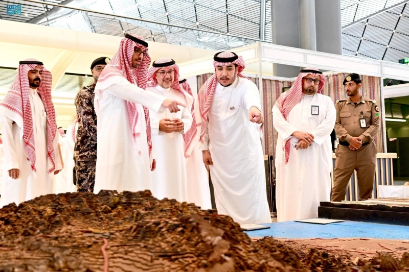 محافظ جدة يطلع على مرافق المحطة (مكة)