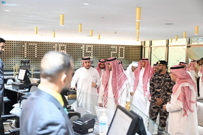 محافظ جدة خلال الجولة التفقدية (مكة)