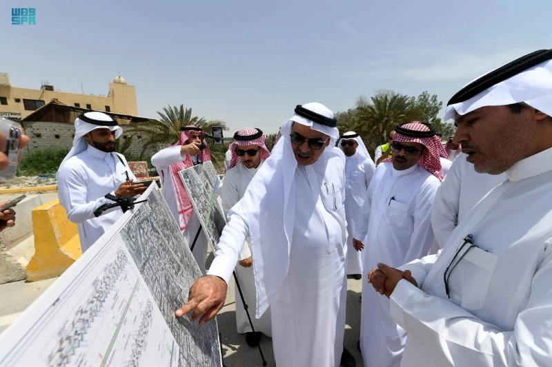 الجبير يطلع على سير المشروعات (مكة)