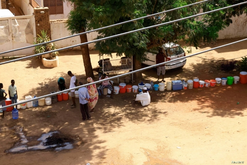 سودانيون ينتظرون للحصول على المياه في الخرطوم (مكة)