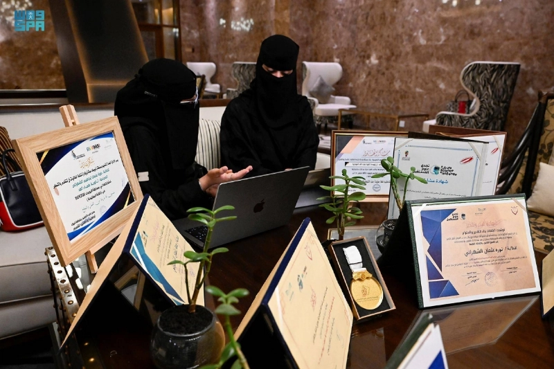 الشقيقتان تشرحان ابتكارهما (مكة)