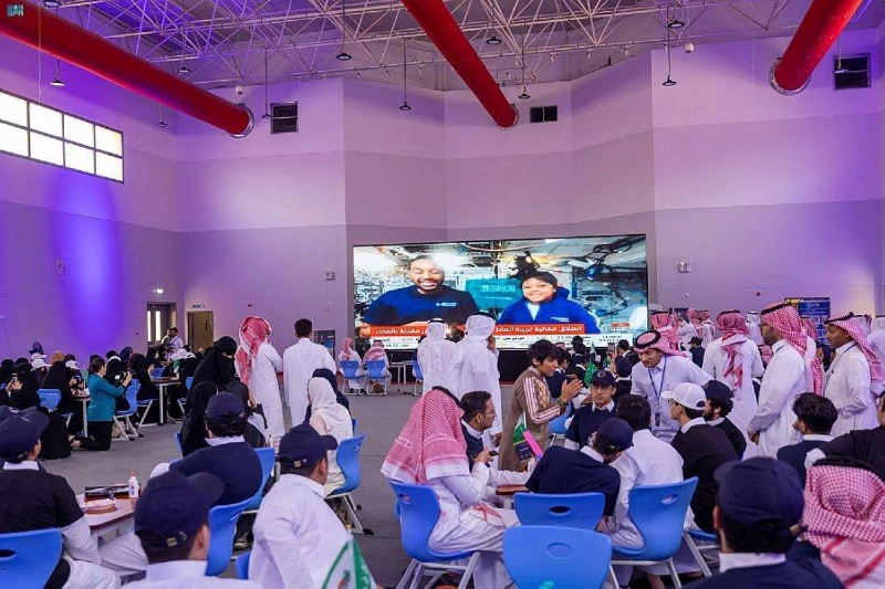 الطلاب يتفاعلون مع رائدي الفضاء عبر القمر الصناعي (مكة)