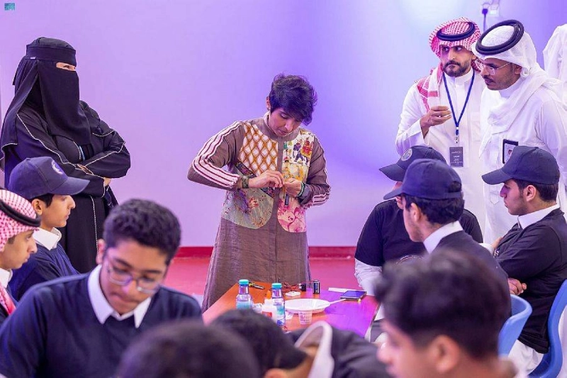 الطلاب خلال تفاعلهم مع التجربة (مكة)