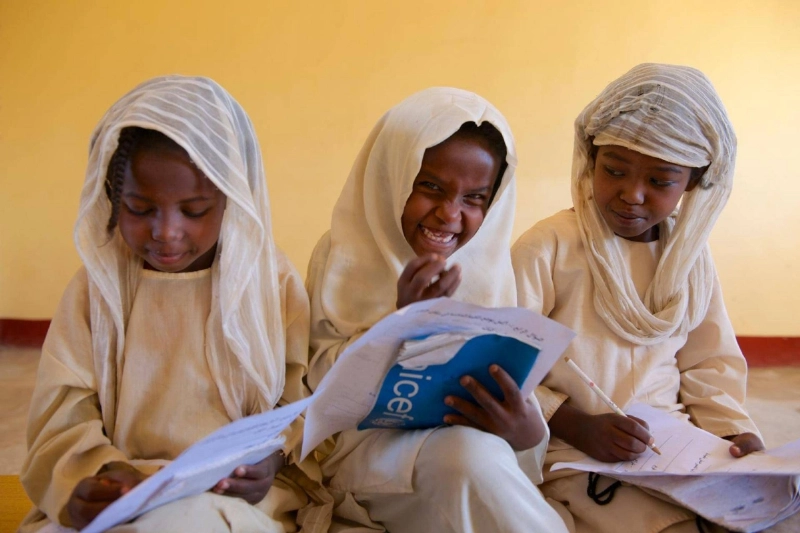تلميذات يذاكرن دروسهن في السودان (مكة)
