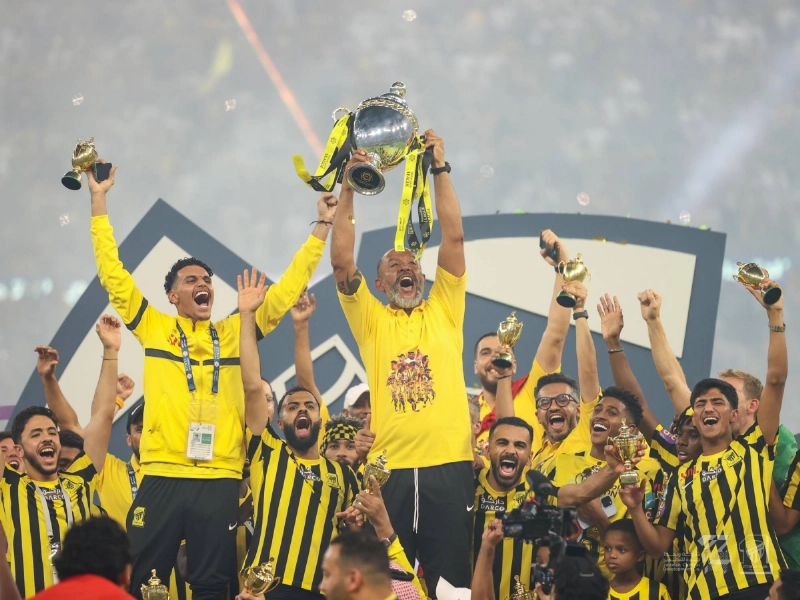 سانتو يرفع كأس الدوري وسط فرحة اللاعبين