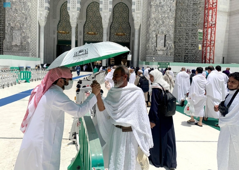 من توزيع المظلات على المعتمرين (مكة)