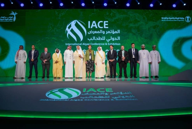 جماعية لأمير الشرقية وعدد من المشاركين