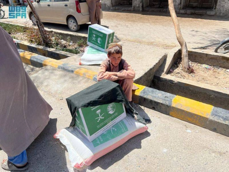 طفل أفغاني تسلمت أسرته السلة