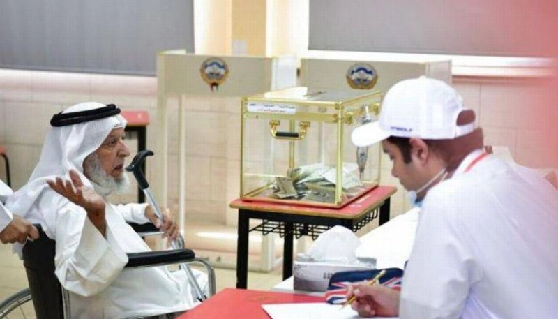 أحد كبار السن داخل أحد مركز الاقتراع