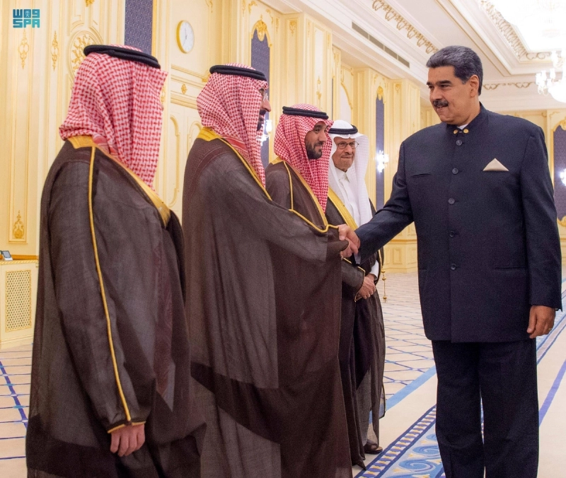 الرئيس الفنزويلي يصافح الوزراء السعوديين
