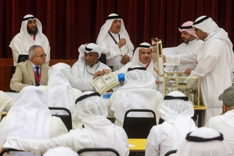 جانب من عملية فرز الأصوات بانتخابات الكويت (مكة)