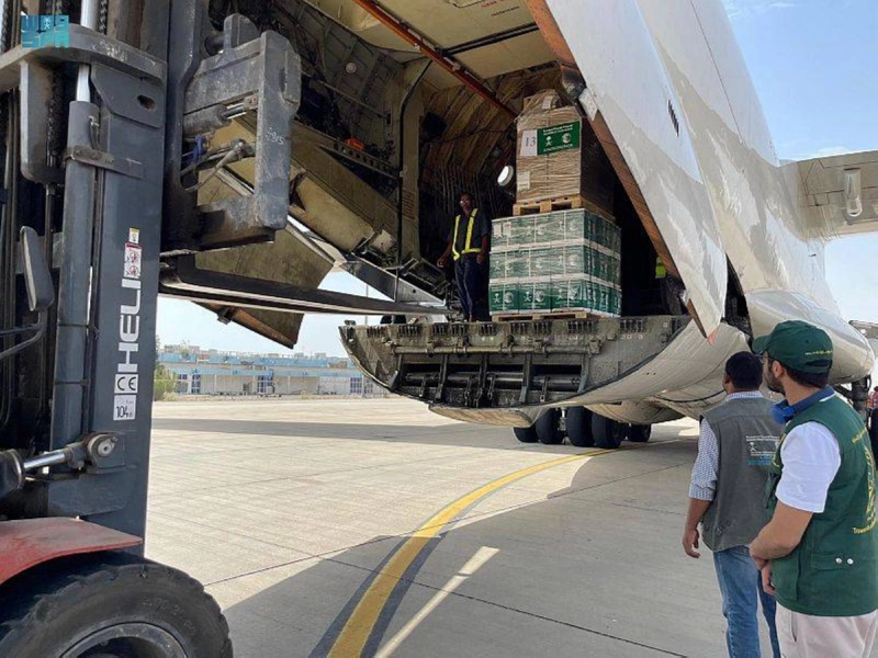 الطائرة الـ13 تهبط بالمساعدات السعودية