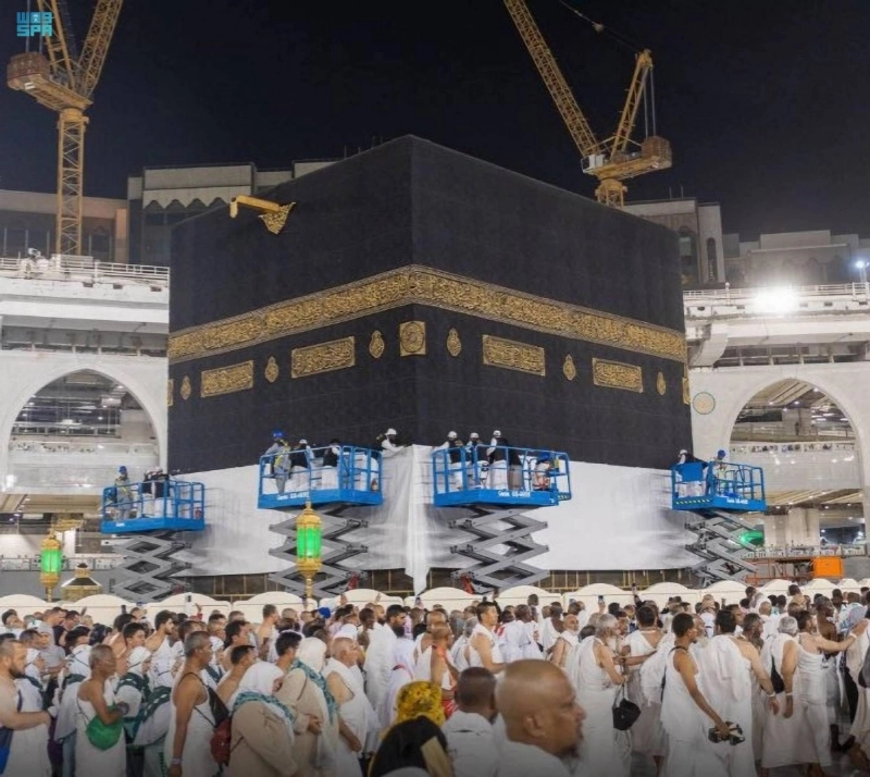خلال رفع الجزء الأسفل من ثوب الكعبة (مكة)
