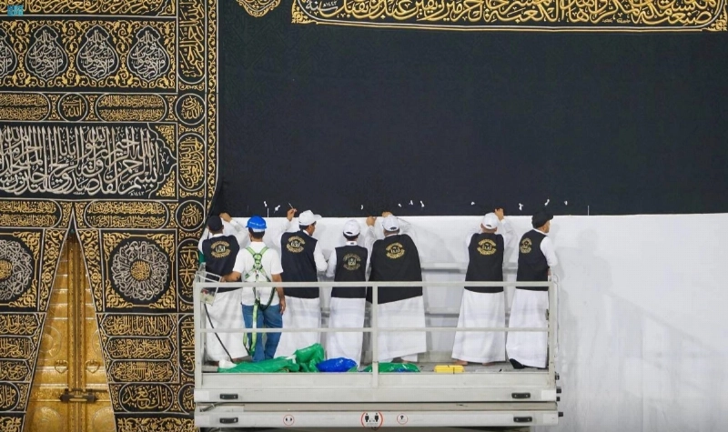العمال أثناء رفع الكسوة (مكة)