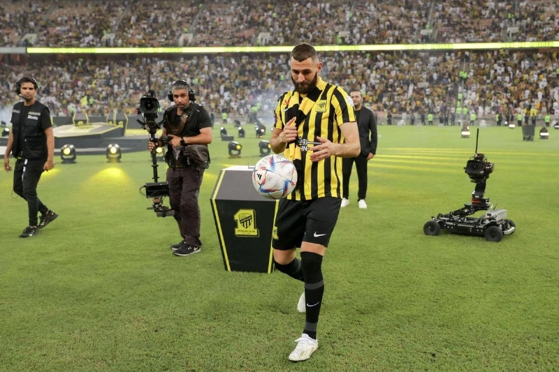 بنزيما مع الكرة أمام جماهير الاتحاد