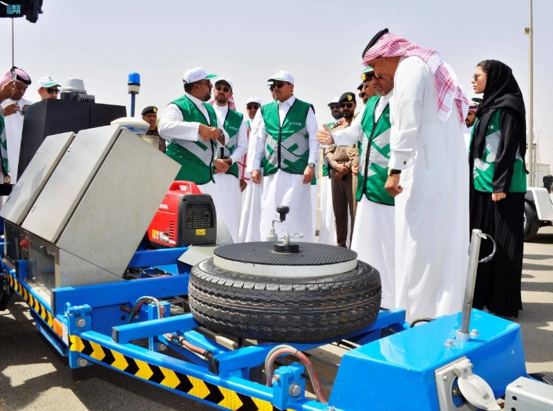 صالح الجاسر يطلع على آليات مسح الطرق (مكة)
