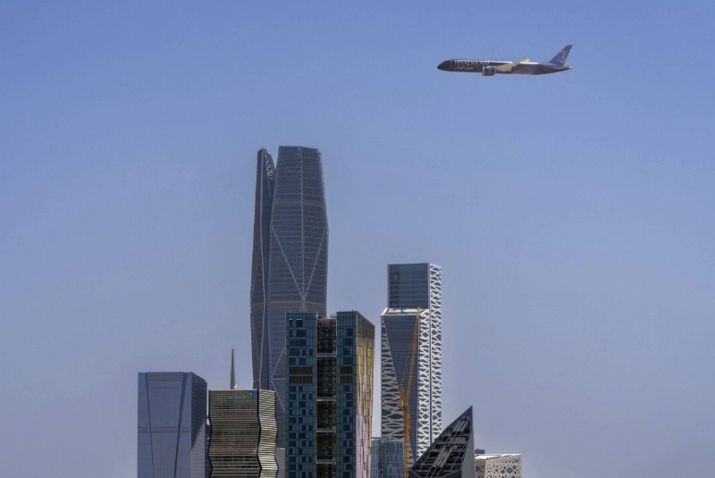 إحدى طائرات طيران الرياض تحلق بمستوى منخفض بالعاصمة الرياض