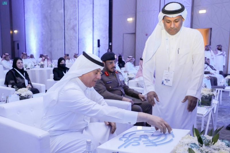 الفضلي خلال تدشين وثيقة التعامل مع الظواهر الجوية (مكة)
