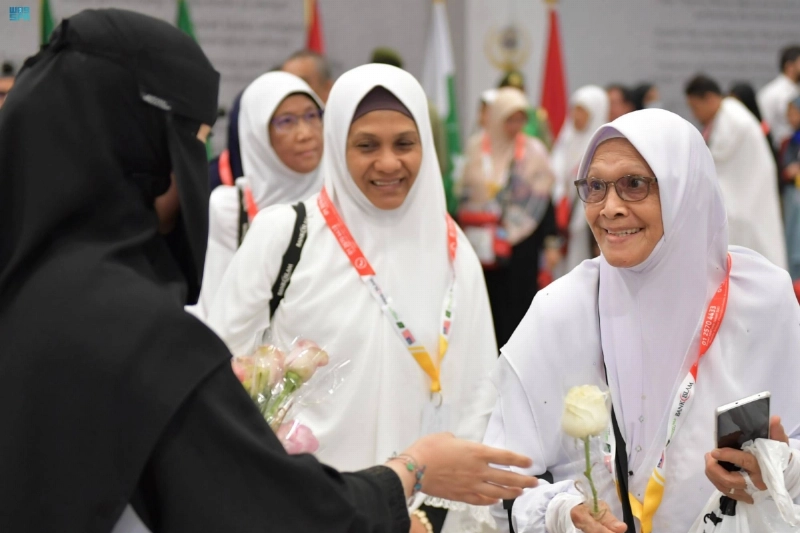 استقبال الحجاج بالورود (مكة)