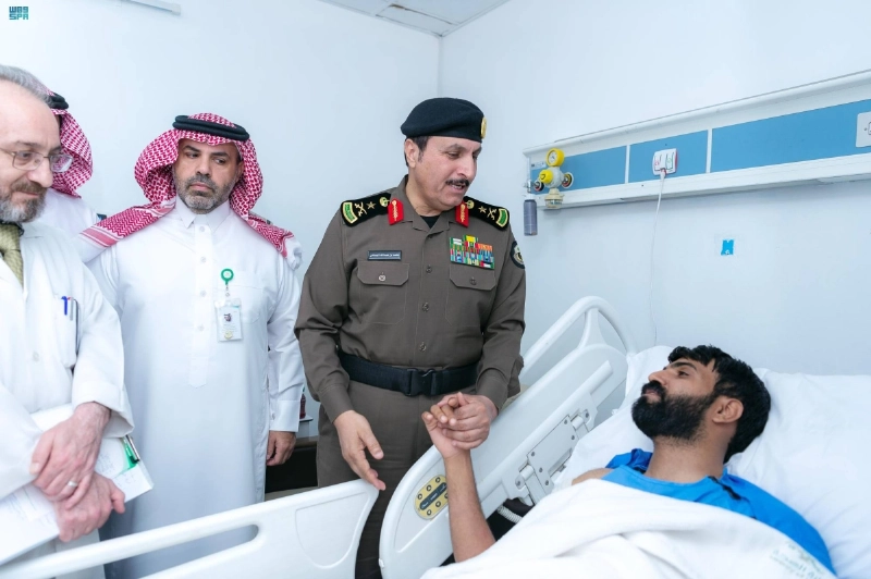 الفريق البسامي خلال زيارته لاحد المصابين (مكة)